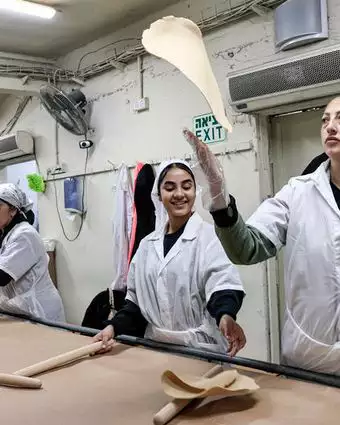 חגיגה ישראלית בדרך לליל הסדר. אפיית מצות במושב קוממיות, 2026 | צפריר אבייב, פלאש 90 חגיגה ישראלית בדרך לליל הסדר. אפיית מצות במושב קוממיות, 2026 | צפריר אבייב, פלאש 90