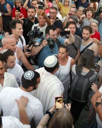 שנאת האחים תמיד תחזיר אותנו לעברי פי פחת. עימות בכיכר דיזנגוף בתל אביב, יום כיפור תשפ"ד | גדעון מרקוביץ' שנאת האחים תמיד תחזיר אותנו לעברי פי פחת. עימות בכיכר דיזנגוף בתל אביב, יום כיפור תשפ"ד | גדעון מרקוביץ'