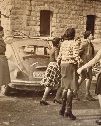 צעירות רוקדות בסבסטיה, משמאל, בחצאית משובצת, חיה ברנס | באדיבות המשפחה צעירות רוקדות בסבסטיה, משמאל, בחצאית משובצת, חיה ברנס | באדיבות המשפחה