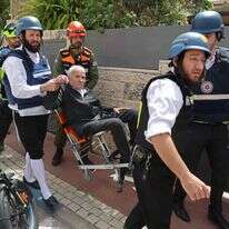 כוחות ההצלה של ישראל מפנים פצוע מזירת תקיפה איראנית שפגעה בשכונת מגורים ברמת גן | AFP כוחות ההצלה של ישראל מפנים פצוע מזירת תקיפה איראנית שפגעה בשכונת מגורים ברמת גן | AFP