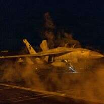 מטוס F/A-18F סופר הורנט, המצורף לטייסת קרב התקיפה (VFA) 41, מתכונן לשיגור מסיפון הטיסה של נושאת המטוסים מסדרת נימיץ, USS אברהם לינקולן (CVN 72), לתמיכה במבצע "זעם אפי" | חיל הים האמריקאי/פיקוד המרכז של ארה"ב / AFP מטוס F/A-18F סופר הורנט, המצורף לטייסת קרב התקיפה (VFA) 41, מתכונן לשיגור מסיפון הטיסה של נושאת המטוסים מסדרת נימיץ, USS אברהם לינקולן (CVN 72), לתמיכה במבצע "זעם אפי" | חיל הים האמריקאי/פיקוד המרכז של ארה"ב / AFP