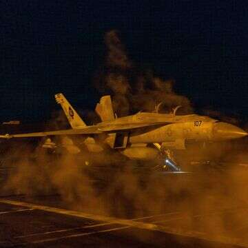 מטוס F/A-18F סופר הורנט, המצורף לטייסת קרב התקיפה (VFA) 41, מתכונן לשיגור מסיפון הטיסה של נושאת המטוסים מסדרת נימיץ, USS אברהם לינקולן (CVN 72), לתמיכה במבצע "זעם אפי" | חיל הים האמריקאי/פיקוד המרכז של ארה"ב / AFP מטוס F/A-18F סופר הורנט, המצורף לטייסת קרב התקיפה (VFA) 41, מתכונן לשיגור מסיפון הטיסה של נושאת המטוסים מסדרת נימיץ, USS אברהם לינקולן (CVN 72), לתמיכה במבצע "זעם אפי" | חיל הים האמריקאי/פיקוד המרכז של ארה"ב / AFP