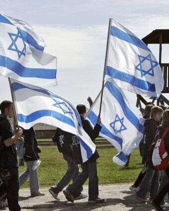 המסעות לפולין נתפסים בחינוך הדתי כאירוע של תחזקות רוחנית. "צעדת החיים" במחנה אושוויץ־בירקנאו, 2007 | איי.אף.פי המסעות לפולין נתפסים בחינוך הדתי כאירוע של תחזקות רוחנית. "צעדת החיים" במחנה אושוויץ־בירקנאו, 2007 | איי.אף.פי