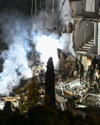 הריסות המבנה בחיפה שנפגע מטיל איראני | פלאש 90 הריסות המבנה בחיפה שנפגע מטיל איראני | פלאש 90