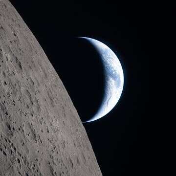 בתמונה זו שסופקה על ידי נאס"א, צוות ארטמיס II תיעד את הנוף הזה כאשר כדור הארץ שוקע מאחורי הירח במהלך טיסה סביב הירח, יום שני, 6 באפריל 2026 | נאס"א דרך AP בתמונה זו שסופקה על ידי נאס"א, צוות ארטמיס II תיעד את הנוף הזה כאשר כדור הארץ שוקע מאחורי הירח במהלך טיסה סביב הירח, יום שני, 6 באפריל 2026 | נאס"א דרך AP