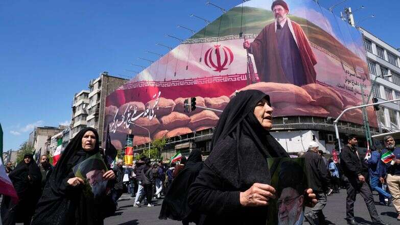 תומכי משטר האייתוללות בטהרן, אחרי הכרזת הפסקת האש | AP תומכי משטר האייתוללות בטהרן, אחרי הכרזת הפסקת האש | AP