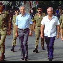 ראש הממשלה שמעון פרס ושר הביטחון יצחק רבין בביקור בקריה, 1985 | נתי הרניק, לע"מ ראש הממשלה שמעון פרס ושר הביטחון יצחק רבין בביקור בקריה, 1985 | נתי הרניק, לע"מ