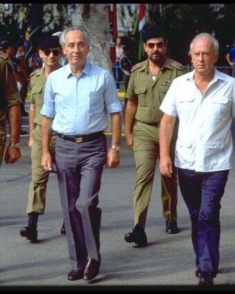 ראש הממשלה שמעון פרס ושר הביטחון יצחק רבין בביקור בקריה, 1985 | נתי הרניק, לע"מ ראש הממשלה שמעון פרס ושר הביטחון יצחק רבין בביקור בקריה, 1985 | נתי הרניק, לע"מ