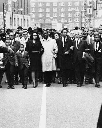 השל (מימין) משתתף בצעדה למען זכויות עובדי תברואה בממפיס, שהתקיימה כמה ימים לאחר רצח מרטין לותר קינג, בהובלת אלמנתו קורטה סקוט קינג | גטי אימג'ס השל (מימין) משתתף בצעדה למען זכויות עובדי תברואה בממפיס, שהתקיימה כמה ימים לאחר רצח מרטין לותר קינג, בהובלת אלמנתו קורטה סקוט קינג | גטי אימג'ס