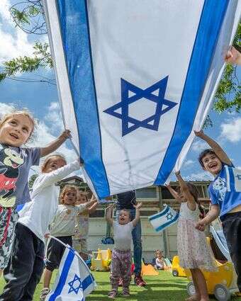 ילדים חוגגים את יום העצמאות הקודם במושב ישרש | יוסי אלוני, פלאש 90 ילדים חוגגים את יום העצמאות הקודם במושב ישרש | יוסי אלוני, פלאש 90