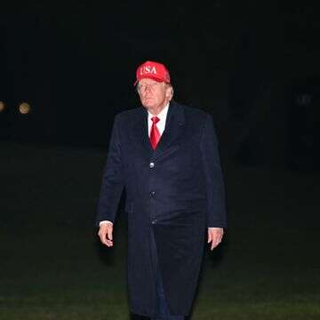 נשיא ארה"ב דונלד טראמפ חוצה את הדשא הדרומי של הבית הלבן עם שובו לוושינגטון הבירה ב-12 באפריל 2026 | AFP נשיא ארה"ב דונלד טראמפ חוצה את הדשא הדרומי של הבית הלבן עם שובו לוושינגטון הבירה ב-12 באפריל 2026 | AFP