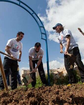 שחקני מועדון הכדורגל בית"ר ירושלים, זאור סדאייב (שני משמאל) ודריו פרננדז (שני מימין), מבצעים עבודות גינון ביום המעשים הטובים בשכונת ארמון הנציב בירושלים, ב-5 במרץ 2013 | פלאש 90 שחקני מועדון הכדורגל בית"ר ירושלים, זאור סדאייב (שני משמאל) ודריו פרננדז (שני מימין), מבצעים עבודות גינון ביום המעשים הטובים בשכונת ארמון הנציב בירושלים, ב-5 במרץ 2013 | פלאש 90