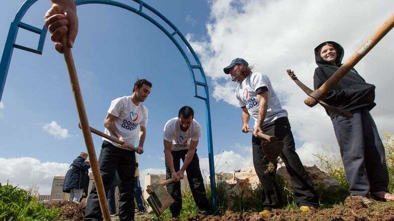 שחקני מועדון הכדורגל בית"ר ירושלים, זאור סדאייב (שני משמאל) ודריו פרננדז (שני מימין), מבצעים עבודות גינון ביום המעשים הטובים בשכונת ארמון הנציב בירושלים, ב-5 במרץ 2013 | פלאש 90 שחקני מועדון הכדורגל בית"ר ירושלים, זאור סדאייב (שני משמאל) ודריו פרננדז (שני מימין), מבצעים עבודות גינון ביום המעשים הטובים בשכונת ארמון הנציב בירושלים, ב-5 במרץ 2013 | פלאש 90