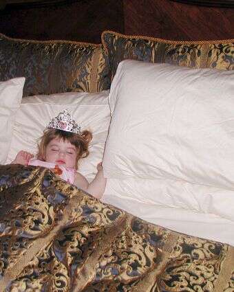 אמילי ווד, בת שנתיים, מווינטר גארדן, פלורידה, ישנה באחד משלושת חדרי השינה בסוויטת סינדרלה בממלכת הקסם של דיסני, באורלנדו, פלורידה | AP/טרוויס ריד אמילי ווד, בת שנתיים, מווינטר גארדן, פלורידה, ישנה באחד משלושת חדרי השינה בסוויטת סינדרלה בממלכת הקסם של דיסני, באורלנדו, פלורידה | AP/טרוויס ריד