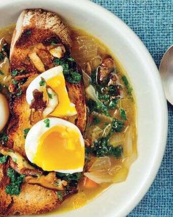 מתכון למרק פטריות מאת כריס פישר עם קתרין יאנג. | Varacious דרך AP מתכון למרק פטריות מאת כריס פישר עם קתרין יאנג. | Varacious דרך AP