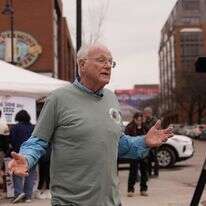 מייסד בן אנד ג'ריס, בן כהן, ליד חנות הגלידה הראשונה שלו בברלינגטון, ורמונט | AP מייסד בן אנד ג'ריס, בן כהן, ליד חנות הגלידה הראשונה שלו בברלינגטון, ורמונט | AP