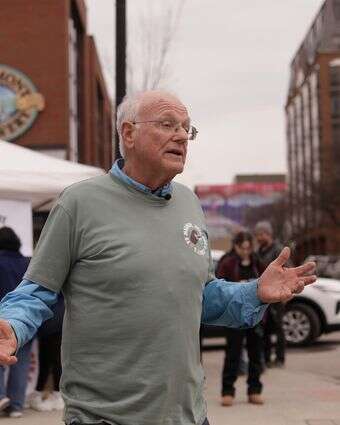מייסד בן אנד ג'ריס, בן כהן, ליד חנות הגלידה הראשונה שלו בברלינגטון, ורמונט | AP מייסד בן אנד ג'ריס, בן כהן, ליד חנות הגלידה הראשונה שלו בברלינגטון, ורמונט | AP