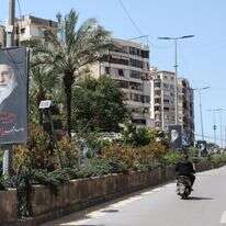 פוסטרים המציגים את המנהיג העליון של איראן, האייתוללה עלי חמינאי | אנואר עמרו / AFP פוסטרים המציגים את המנהיג העליון של איראן, האייתוללה עלי חמינאי | אנואר עמרו / AFP