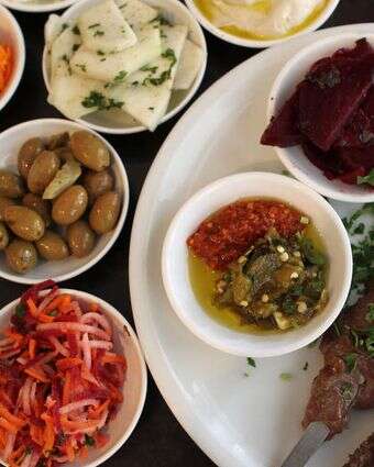 סלטים וקבב בשר מוגשים במסעדה בירושלים | נתי שוחט, פלאש 90 סלטים וקבב בשר מוגשים במסעדה בירושלים | נתי שוחט, פלאש 90