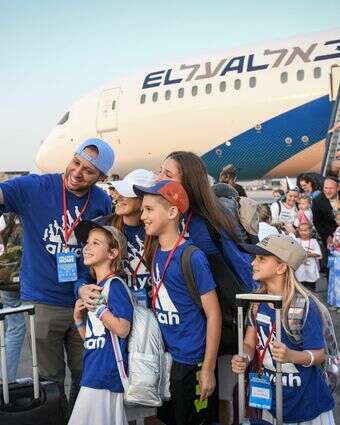 עולים חדשים מצפון אמריקה מגיעים ל"טיסת עלייה" מיוחדת מטעם ארגון נפש בנפש (ארכיון) | פלאש 90 עולים חדשים מצפון אמריקה מגיעים ל"טיסת עלייה" מיוחדת מטעם ארגון נפש בנפש (ארכיון) | פלאש 90