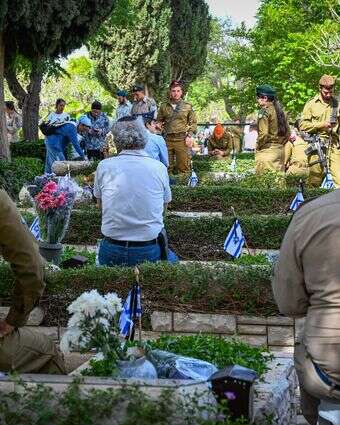 משפחות שכולות, חברים וחיילים פוקדים את קברי הנופלים במהלך יום הזיכרון | אבשלום ששוני - פלאש 90 משפחות שכולות, חברים וחיילים פוקדים את קברי הנופלים במהלך יום הזיכרון | אבשלום ששוני - פלאש 90