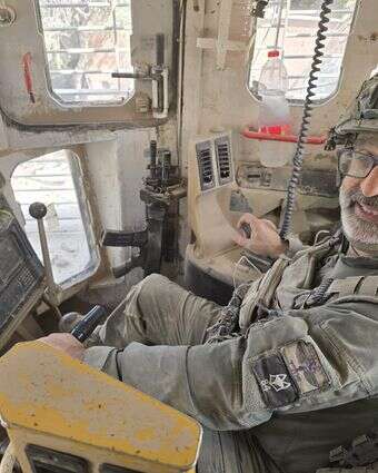 הרב זרביב בדחפור משוריין ברצועת עזה | באדיבות המצולם הרב זרביב בדחפור משוריין ברצועת עזה | באדיבות המצולם