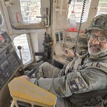 הרב זרביב בדחפור משוריין ברצועת עזה | באדיבות המצולם הרב זרביב בדחפור משוריין ברצועת עזה | באדיבות המצולם