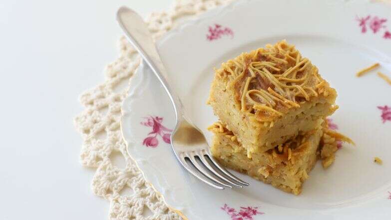 מעט מרכיבים, הרבה זיכרונות: פשטידת אטריות זהובה שאי אפשר להפסיק לאכול | אפרת ליכטנשטט מעט מרכיבים, הרבה זיכרונות: פשטידת אטריות זהובה שאי אפשר להפסיק לאכול | אפרת ליכטנשטט