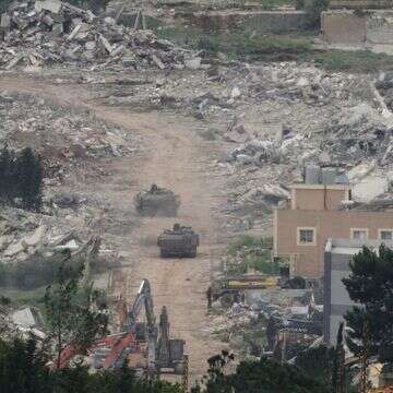 כלי רכב ודחפורים של צה"ל פועלים בדרום לבנון | AP / אריאל שליט כלי רכב ודחפורים של צה"ל פועלים בדרום לבנון | AP / אריאל שליט