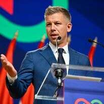 אורבן הולך, מדיאר בא - החיים בפתח־תקווה ממשיכים כרגיל. ראש ממשלת הונגריה הנבחר, השבוע | AP אורבן הולך, מדיאר בא - החיים בפתח־תקווה ממשיכים כרגיל. ראש ממשלת הונגריה הנבחר, השבוע | AP