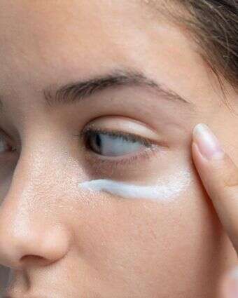 שקיות מתחת לעיניים? יש פתרון | שאטרסטוק שקיות מתחת לעיניים? יש פתרון | שאטרסטוק