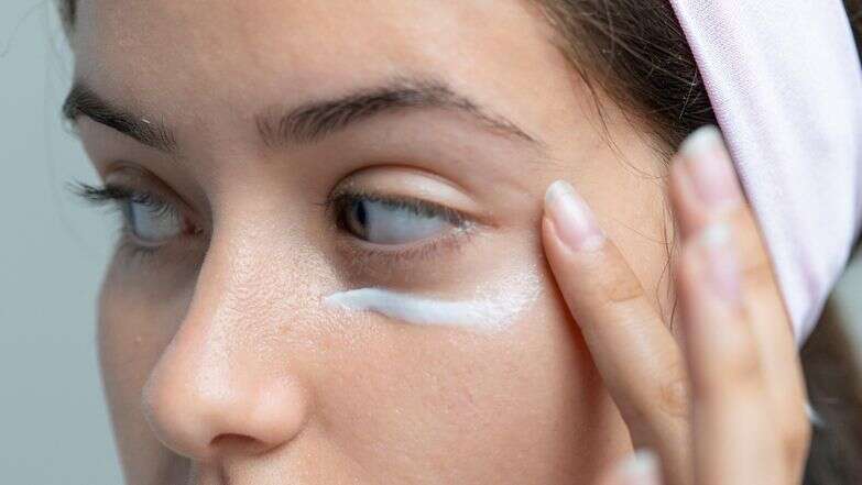 שקיות מתחת לעיניים? יש פתרון | שאטרסטוק שקיות מתחת לעיניים? יש פתרון | שאטרסטוק