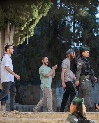 סיור בסוכות בהר הבית, מלווה בשוטרת מג"ב | צילום: חיים גולדברג - פלאש 90 סיור בסוכות בהר הבית, מלווה בשוטרת מג"ב | צילום: חיים גולדברג - פלאש 90