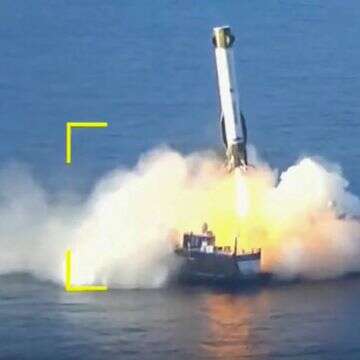 המאיץ של טיל ה-New Glenn של Blue Origin נוחת על משטח צף באוקיינוס האטלנטי | AFP המאיץ של טיל ה-New Glenn של Blue Origin נוחת על משטח צף באוקיינוס האטלנטי | AFP