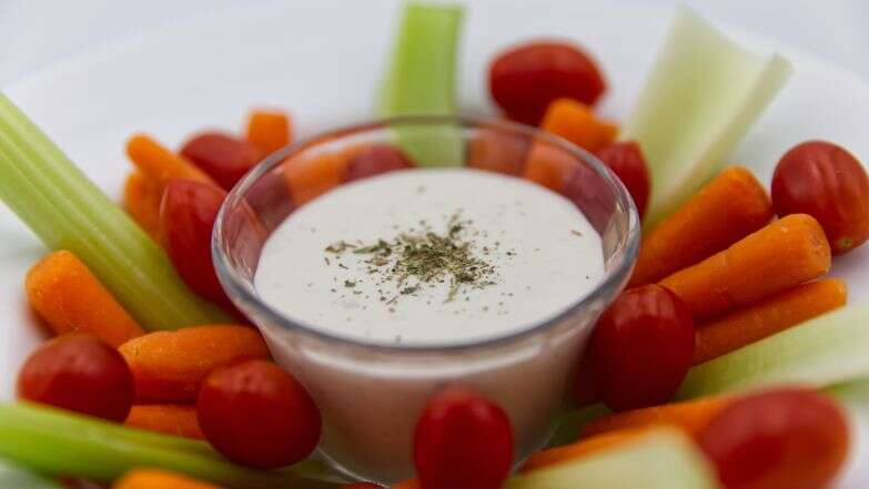 רוטב ראנץ' מוגש עם ירקות טריים | AP/דריו לופז-מילס רוטב ראנץ' מוגש עם ירקות טריים | AP/דריו לופז-מילס