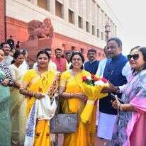 חברות פרלמנט מחוץ לבית הנבחרים לפני הדיון בחוק | AP חברות פרלמנט מחוץ לבית הנבחרים לפני הדיון בחוק | AP