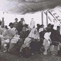 יהודים בתימן ממתינים לעלייה למטוס במסגרת מבצע "מרבד הקסמים", 1950 | דוד אלדן, לע"מ יהודים בתימן ממתינים לעלייה למטוס במסגרת מבצע "מרבד הקסמים", 1950 | דוד אלדן, לע"מ