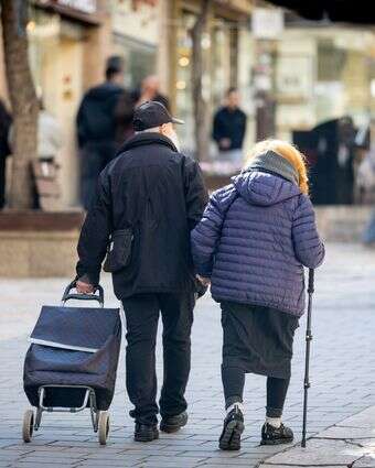 זוג מבוגרים מטייל יחד במרכז ירושלים | נתי שוחט - פלאש 90 זוג מבוגרים מטייל יחד במרכז ירושלים | נתי שוחט - פלאש 90