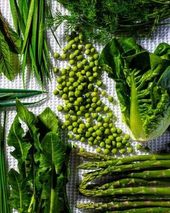 ירקות האביב הירוקים | סקוט סוצ'מן, עיצוב אוכל מאת ליסה צ'רקסקי עבור הוושינגטון פוסט ירקות האביב הירוקים | סקוט סוצ'מן, עיצוב אוכל מאת ליסה צ'רקסקי עבור הוושינגטון פוסט