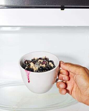 עוגה במיקרוגל | סטייסי זארין גולדברג, עיצוב: ליסה צ'רקסקי עוגה במיקרוגל | סטייסי זארין גולדברג, עיצוב: ליסה צ'רקסקי