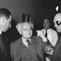 מימין לשמאל הרמטכ"ל היוצא משה דיין, ראש הממשלה ושר הביטחון דוד בן גוריון, מנכ"ל משרד הביטחון שמעון פרס | אברהם ורד באדיבות ארכיון צה"ל במשרד הביטחון מימין לשמאל הרמטכ"ל היוצא משה דיין, ראש הממשלה ושר הביטחון דוד בן גוריון, מנכ"ל משרד הביטחון שמעון פרס | אברהם ורד באדיבות ארכיון צה"ל במשרד הביטחון