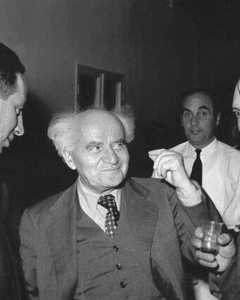 מימין לשמאל הרמטכ"ל היוצא משה דיין, ראש הממשלה ושר הביטחון דוד בן גוריון, מנכ"ל משרד הביטחון שמעון פרס | אברהם ורד באדיבות ארכיון צה"ל במשרד הביטחון מימין לשמאל הרמטכ"ל היוצא משה דיין, ראש הממשלה ושר הביטחון דוד בן גוריון, מנכ"ל משרד הביטחון שמעון פרס | אברהם ורד באדיבות ארכיון צה"ל במשרד הביטחון