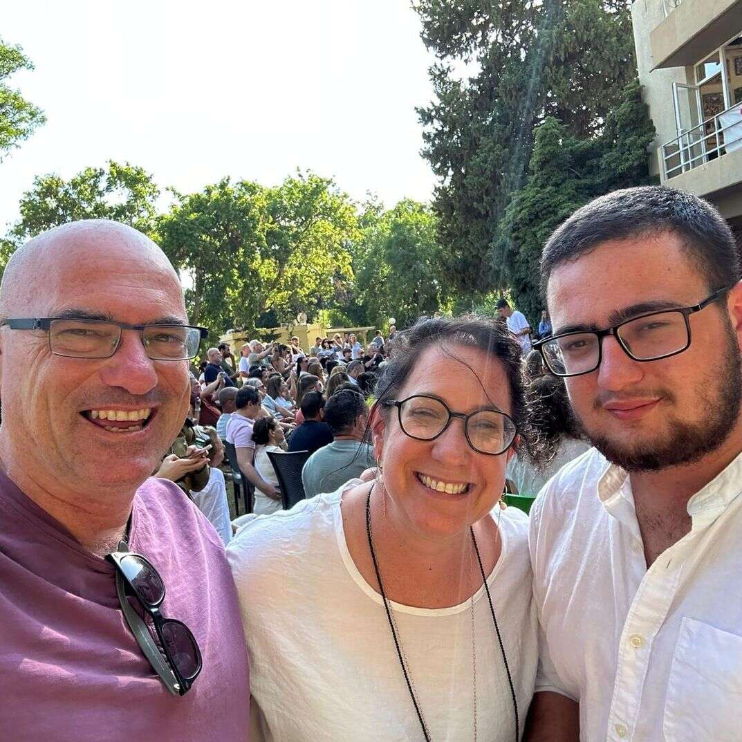 ורד ליבשטיין עם בעלה אופיר הי"ד ובנה ניצן הי"ד, ששניהם נרצחו בטבח שמחת תורה | אלבום משפחתי ורד ליבשטיין עם בעלה אופיר הי"ד ובנה ניצן הי"ד, ששניהם נרצחו בטבח שמחת תורה | אלבום משפחתי