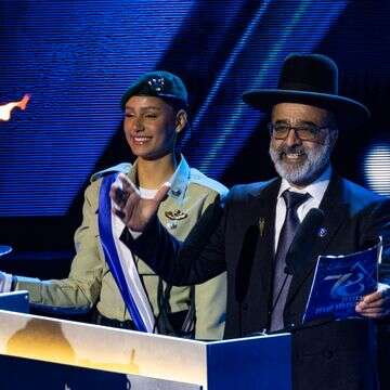 הרב זרביב בהדלקת המשואה בטקס יום העצמאות, השבוע | חיים גולדברג, פלאש 90 הרב זרביב בהדלקת המשואה בטקס יום העצמאות, השבוע | חיים גולדברג, פלאש 90