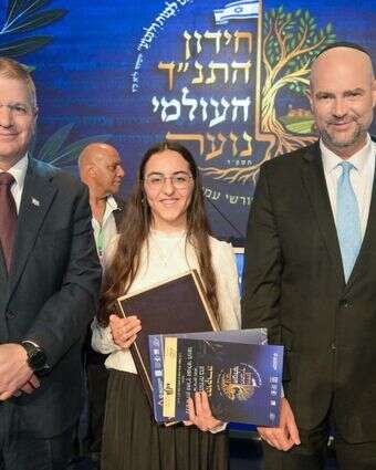 "לא אהבתי ללמוד בבית ספר. מבחינתי חידון התנ"ך היה משהו שרואים ביום העצמאות". הודיה כהן במעמד ההכתרה, עם שר החינוך קיש (משמאל) ויו"ר הכנסת אוחנה | ברונו שרביט, לע"מ "לא אהבתי ללמוד בבית ספר. מבחינתי חידון התנ"ך היה משהו שרואים ביום העצמאות". הודיה כהן במעמד ההכתרה, עם שר החינוך קיש (משמאל) ויו"ר הכנסת אוחנה | ברונו שרביט, לע"מ