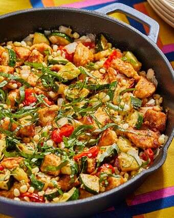 עוף במחבת עם ירקות קיץ | טום מקורקל עבור הוושינגטון פוסט; עיצוב אוכל מאת ג'ינה ניסטיקו עבור הוושינגטון פוסט עוף במחבת עם ירקות קיץ | טום מקורקל עבור הוושינגטון פוסט; עיצוב אוכל מאת ג'ינה ניסטיקו עבור הוושינגטון פוסט