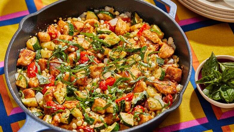 עוף במחבת עם ירקות קיץ | טום מקורקל עבור הוושינגטון פוסט; עיצוב אוכל מאת ג'ינה ניסטיקו עבור הוושינגטון פוסט עוף במחבת עם ירקות קיץ | טום מקורקל עבור הוושינגטון פוסט; עיצוב אוכל מאת ג'ינה ניסטיקו עבור הוושינגטון פוסט