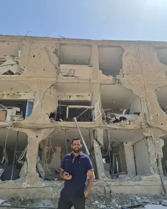 יהודה בצלאל על רקע ההריסות בדימונה | אלישיב רייכנר יהודה בצלאל על רקע ההריסות בדימונה | אלישיב רייכנר