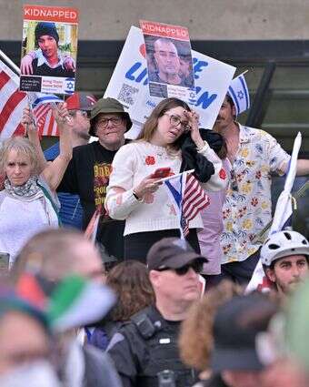 מחאת־נגד מול הפגנות פרו־פלסטיניות באוניברסיטת MIT, לפני כשנתיים | איי.פי מחאת־נגד מול הפגנות פרו־פלסטיניות באוניברסיטת MIT, לפני כשנתיים | איי.פי