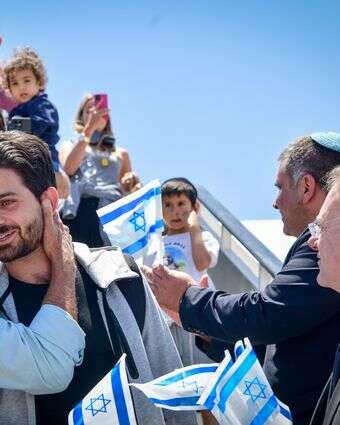 עולים מצרפת מגיעים לנתב"ג, ינואר .2023 למצולמים אין קשר לכתבה | אבשלום ששוני, פלאש 90 עולים מצרפת מגיעים לנתב"ג, ינואר .2023 למצולמים אין קשר לכתבה | אבשלום ששוני, פלאש 90